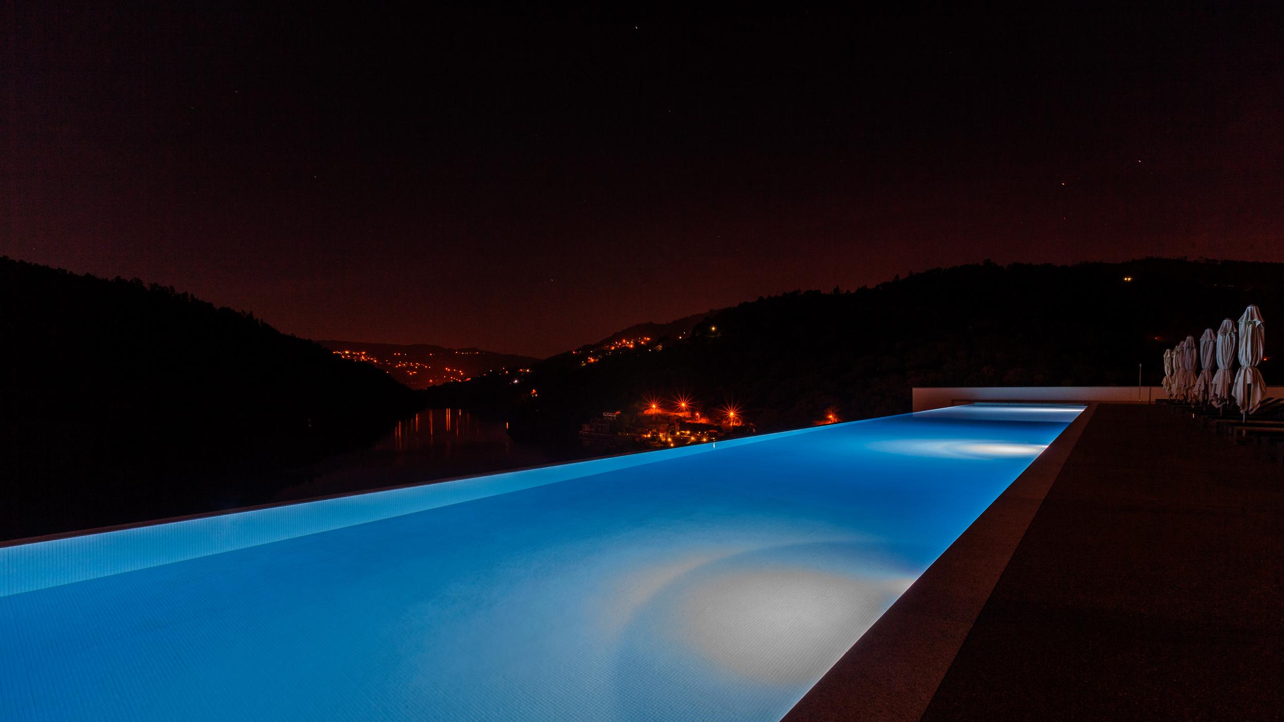 Douro Royal Valley Hotel & Spa Ribadouro Exterior photo Infinity pool at night